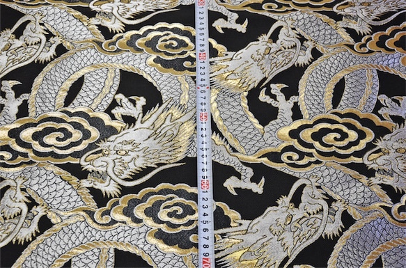 金襴 銀竜（龍）黒 ☆生地幅約33cm×長さ50cm☆ 連続カット可 3枚目の画像