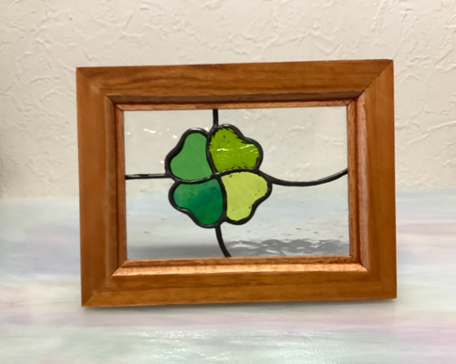 ステンドグラス　よつばのクローバーモチーフのパネル(スタンド付) カジュアルにステンドグラス☆四つ葉のクローバー・ミニパネル