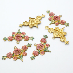 復古黃銅製成的粉紅色花朵圖案金屬飾件（2件套） 第2張的照片