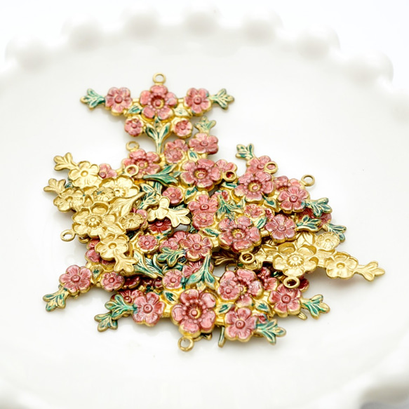 復古黃銅製成的粉紅色花朵圖案金屬飾件（2件套） 第3張的照片
