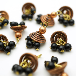 復古銅製螺旋帽滴狀玻璃珠部件黑色日本製造（2 件套）[E5-08] 第2張的照片