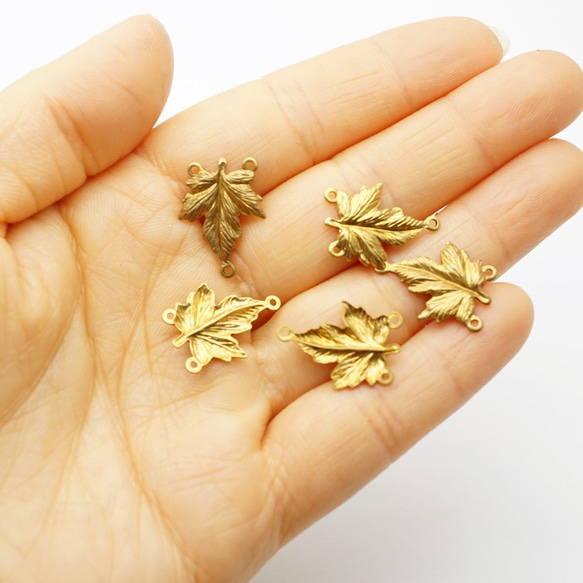黃銅製成的複古楓葉圖案金屬飾件（2件套） 第3張的照片