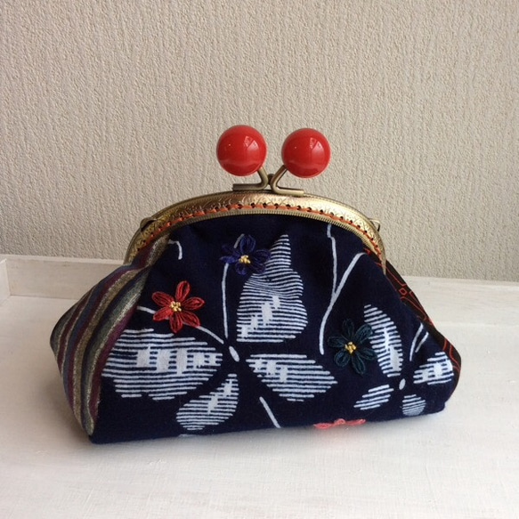 浴衣で作ったふかふか・ころん がまぐちポーチ  ちょうちょ&小花刺繍   和 4枚目の画像