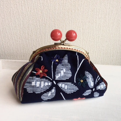 浴衣で作ったふかふか・ころん がまぐちポーチ  ちょうちょ&小花刺繍   和 1枚目の画像