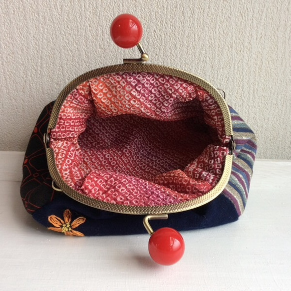 浴衣で作ったふかふか・ころん がまぐちポーチ  ちょうちょ&小花刺繍   和 5枚目の画像