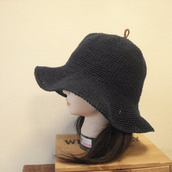 リネンで編んだ　陽射しをよける、つば広帽子   革ポッチ   ネイビー　フリー 2枚目の画像