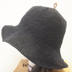 リネンで編んだ　陽射しをよける、つば広帽子   革ポッチ   ネイビー　フリー 3枚目の画像