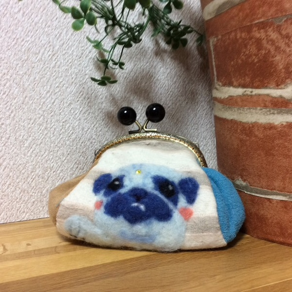 パグPUGの羊毛フェルト刺繍   がまぐちポーチ    ブルー 1枚目の画像