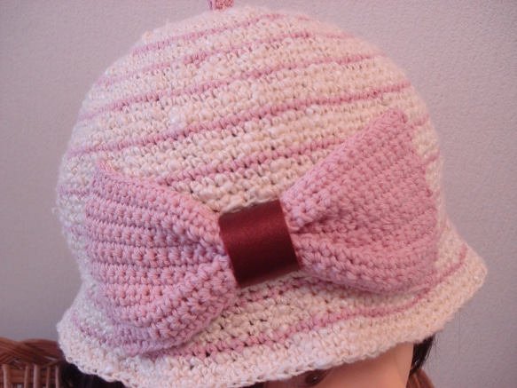コットンの糸で編んだ、ピンクボーダー・リボンの春夏帽子 2枚目の画像