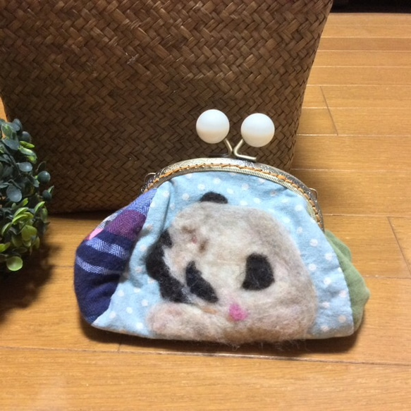 パグPUGの羊毛フェルト刺繍   がまぐちポーチ    ブルードット 4枚目の画像