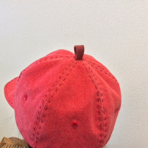 革ポッチの、赤いデニムのキャップ チクチク刺繍 サイズ58