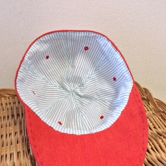 革ポッチの、赤いデニムのキャップ　チクチク刺繍   サイズ58 6枚目の画像