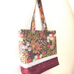ヴィンテージファブリックのトートバッグ　ヒッピーなお花畑のなんちゃって革バッグ 2枚目の画像