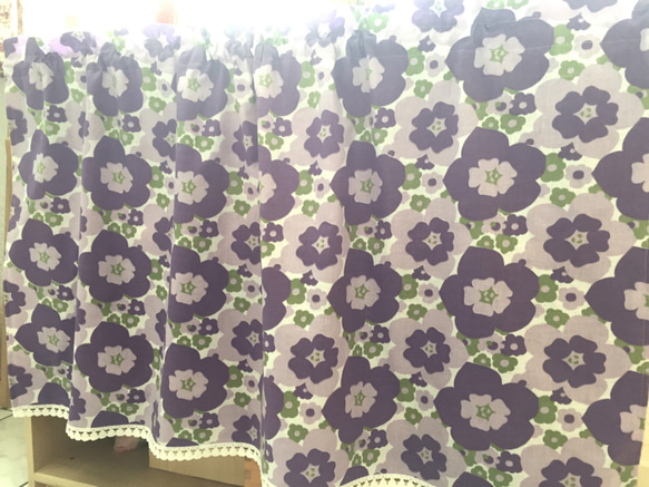 ヴィンテージファブリックの目隠しカーテン　リラ色の可愛いお花柄　Ｌ 2枚目の画像
