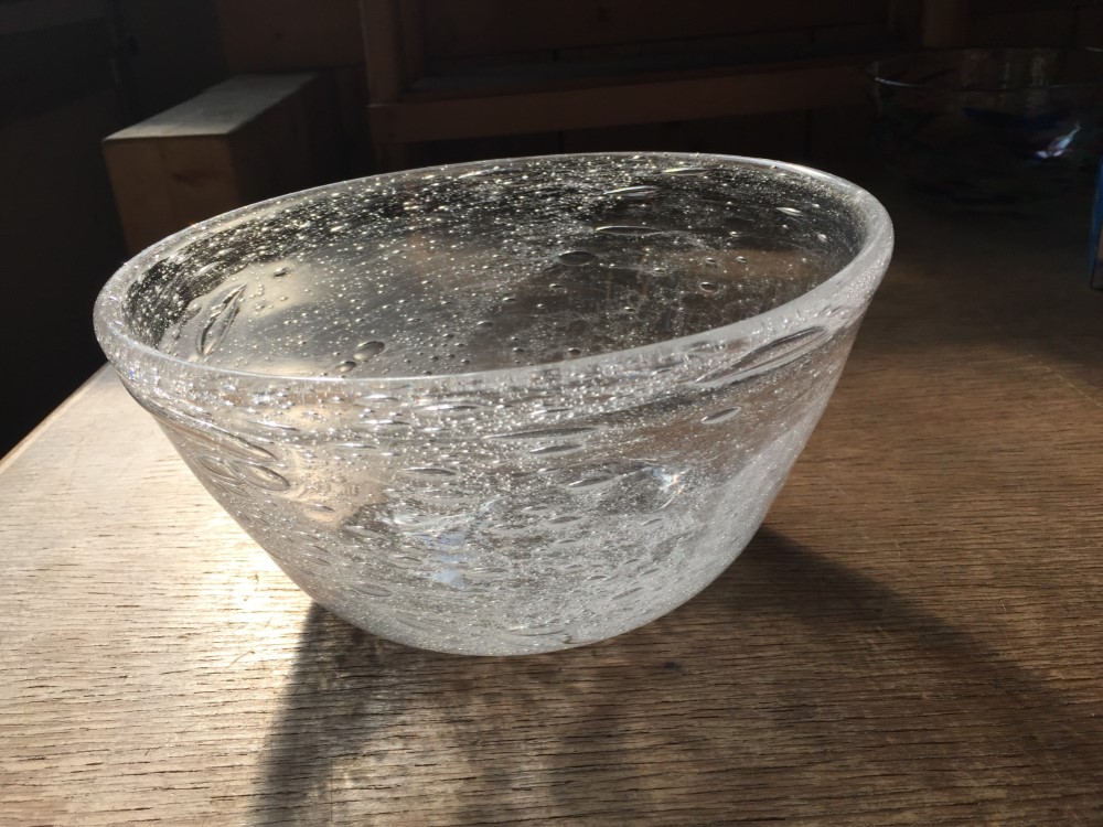 泡ガラスのボウル