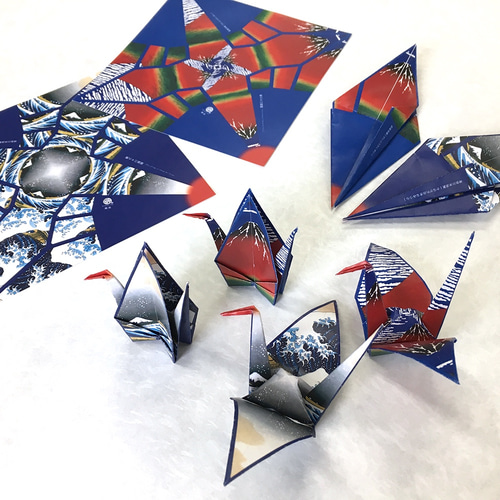 鶴を折ると浮世絵師 葛飾北斎の富嶽三十六景があらわれる折り紙「錦