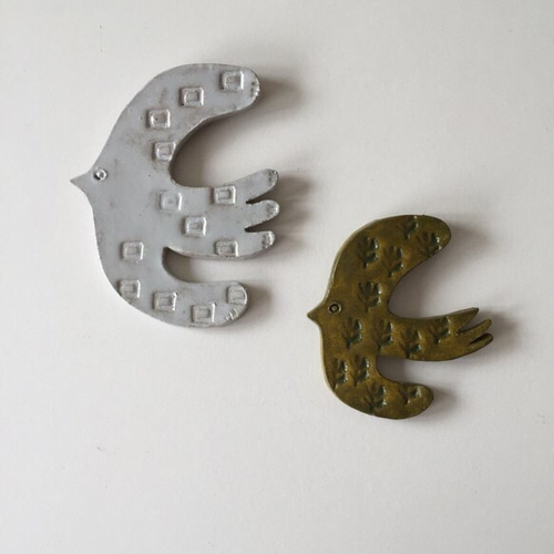 再販】陶器 壁掛けオブジェ ホワイトグレーの鳥（中） タペストリー