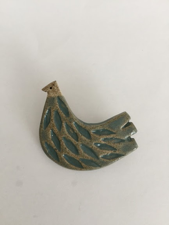 陶器 ブローチ 鳥　グリーングレイ 1枚目の画像
