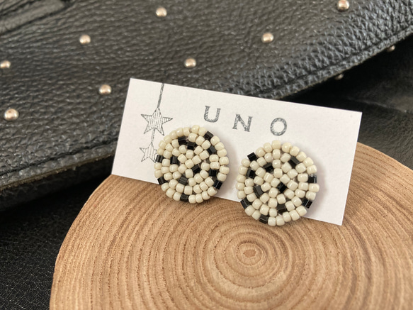 white  dotビーズ刺繍ピアス・イヤリング 1枚目の画像