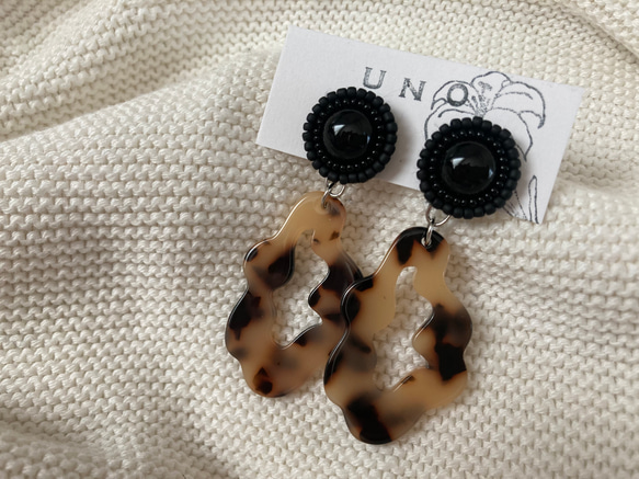 blackビーズ刺繍×もこもこleopardピアス・イヤリング 1枚目の画像