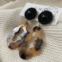 blackビーズ刺繍×もこもこleopardピアス・イヤリング 2枚目の画像