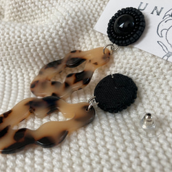 blackビーズ刺繍×もこもこleopardピアス・イヤリング 4枚目の画像