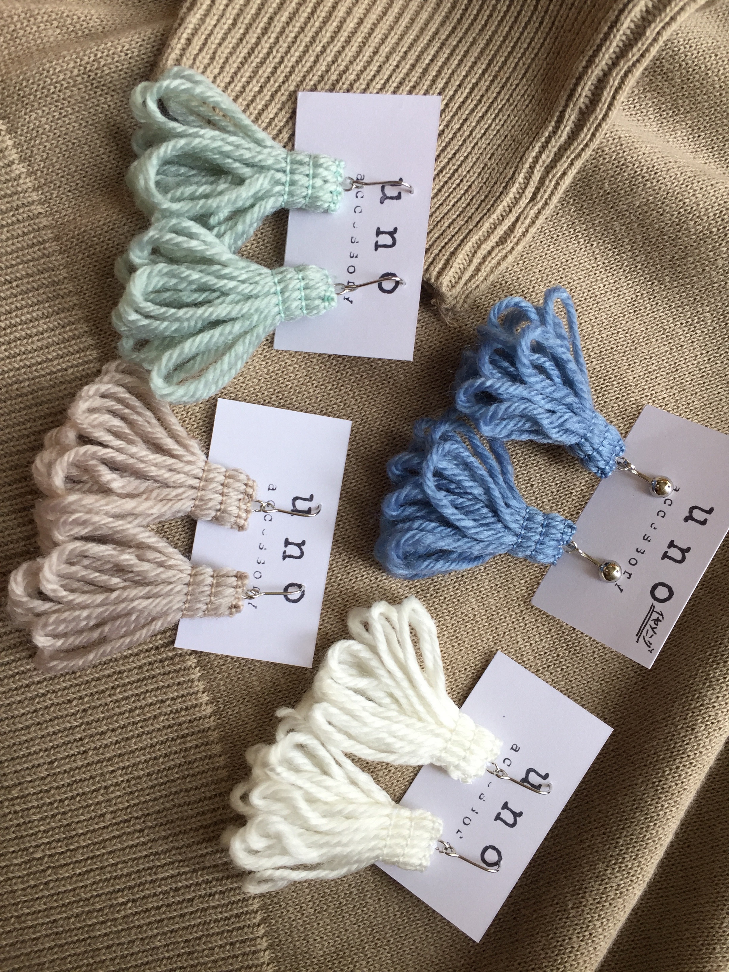 再販52　夏　オルテガ　タッセル　リボン　ネイティブ　白　黒　ピアス　イヤリング