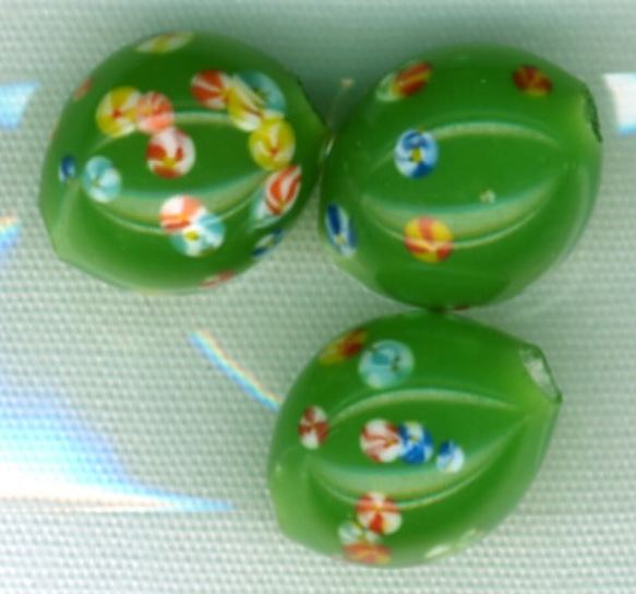 トンボ玉小花ドロップ３個セット（グリーン） 1枚目の画像