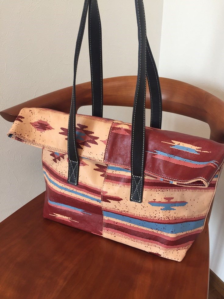 ヌメ革ネイティヴ柄プリント　口折れトートバッグMサイズ