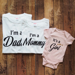 【数量限定】シンプル「I'm a DADDY(MOMMY)」パパ＆ママ&ボディスーツ３枚セット（マタニティー・家族撮影） 2枚目の画像