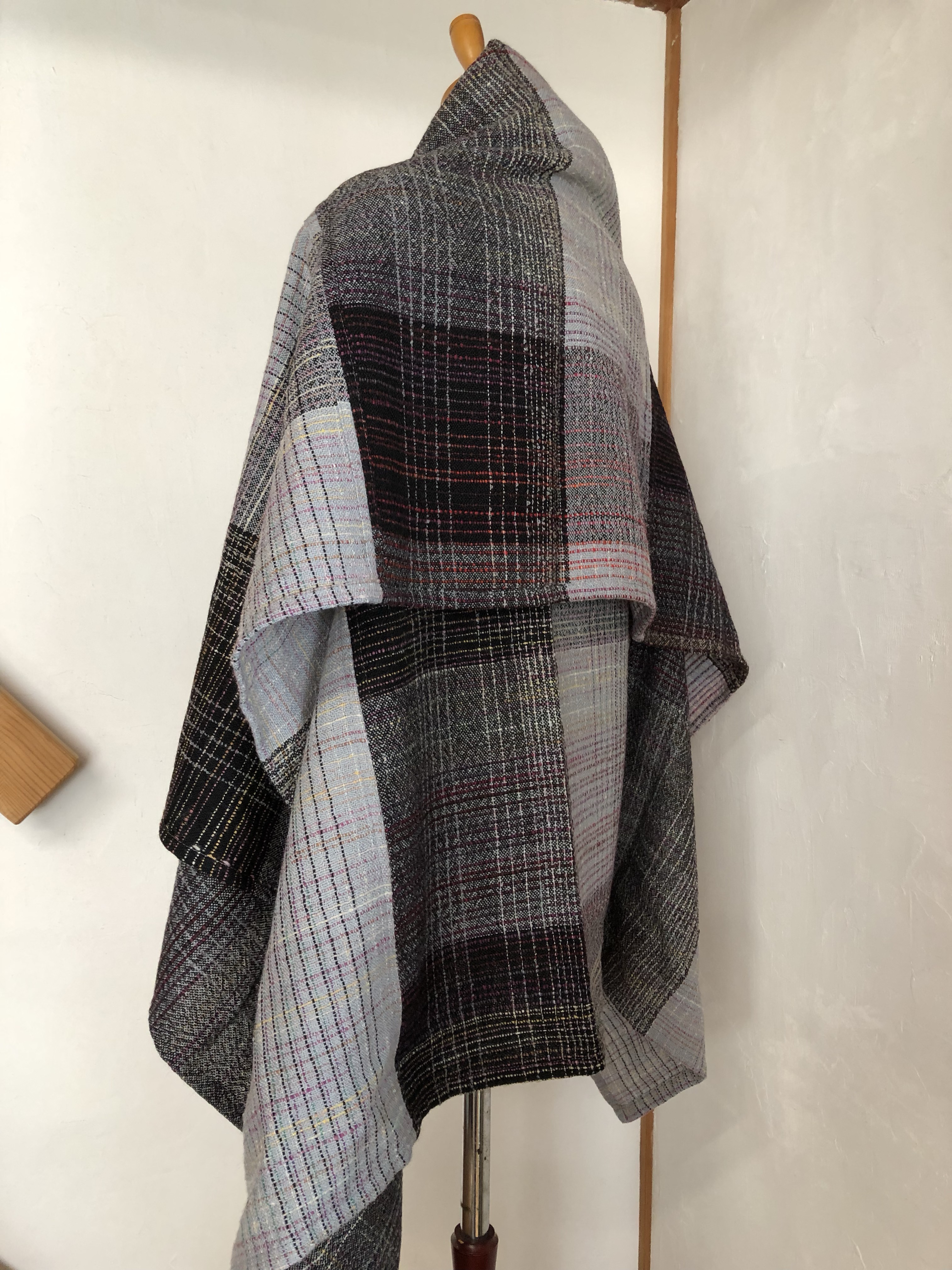 手織り ウール100％ ポンチョ （赤系）サイズＭ  Ｗー02