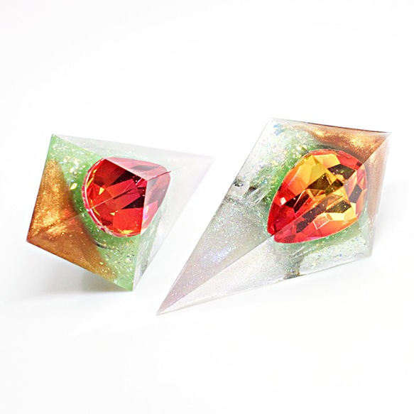 鋭角ピラミッドイヤリング(新緑と太陽) 2枚目の画像