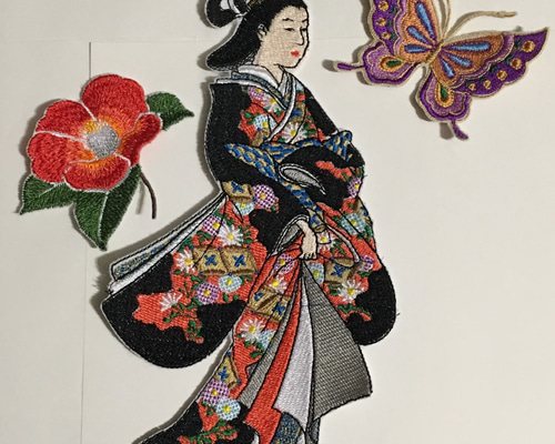 ミニチュア着物　刺繍柄　ゴマページ ミニチュア着物 刺繍柄 ゴマページ よみもの]刺繍布にガンコ