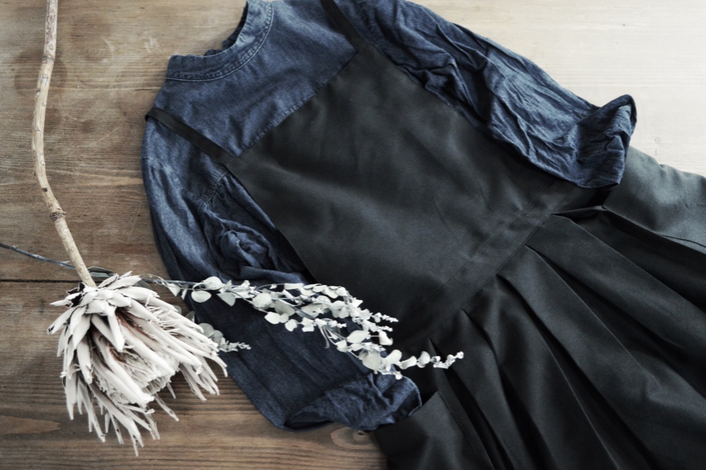 黒オックスフォードのエプロンワンピース