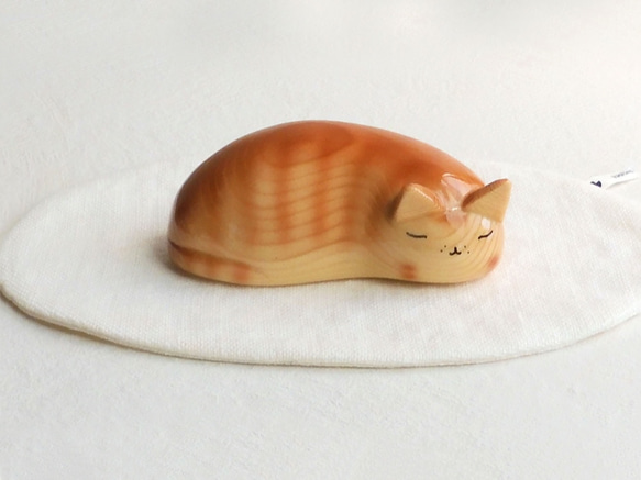 睡貓（淺棕色虎斑貓）（木製動物雕像睡貓/木頭/動物/雕像） 第1張的照片