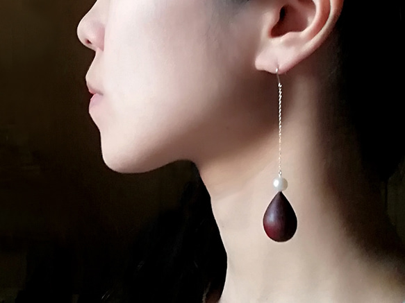 淡水珍珠與名貴木材吊式耳環 第2張的照片