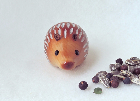 ハリネズミ (★台付き)   wooden hedgehog 4枚目の画像