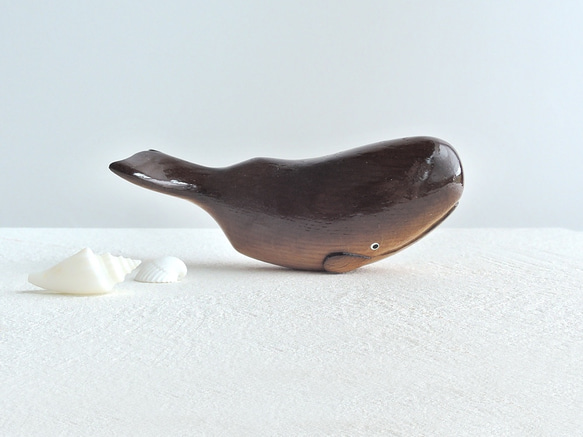 マッコウクジラ (★台付き)  wooden whale 1枚目の画像