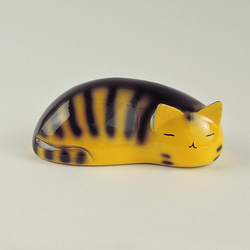 眠り猫（トラ）★台付き  sleeping cat / wood animal 1枚目の画像