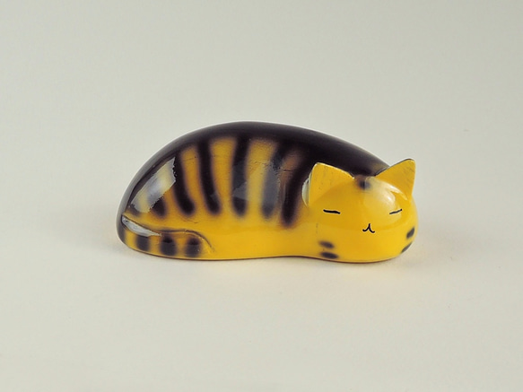 眠り猫（トラ）★台付き  sleeping cat / wood animal 1枚目の画像