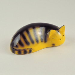 眠り猫（トラ）★台付き  sleeping cat / wood animal 3枚目の画像