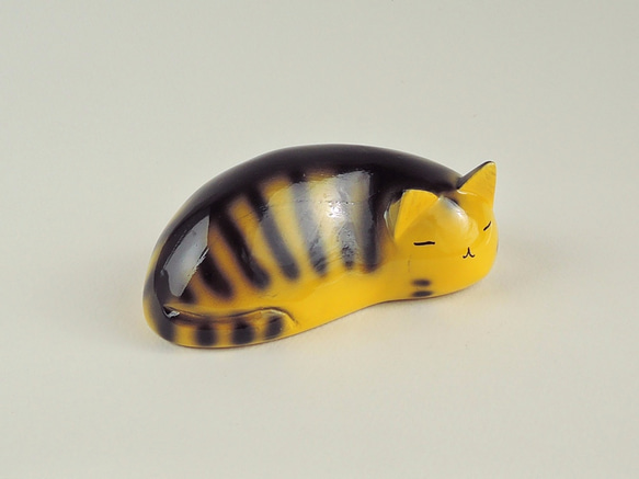 眠り猫（トラ）★台付き  sleeping cat / wood animal 3枚目の画像