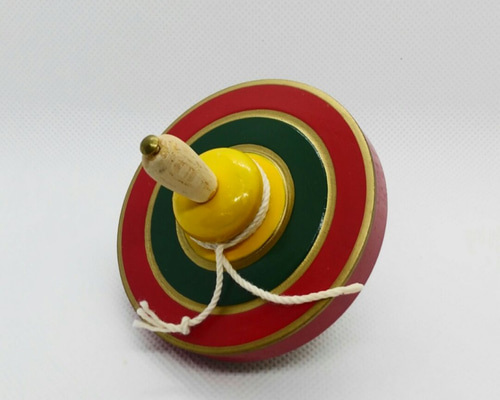 木製 伝統的なこま 赤と黄色のストライプ 木製 伝統的なこま 赤と黄色のストライプ 木製 伝統的なこま 赤