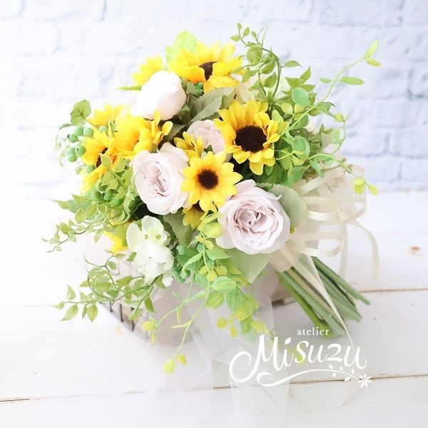 たっぷりグリーンと向日葵(ヒマワリ)の大人可愛いナチュラルクラッチブーケ　ガーデンウェディング　前撮り