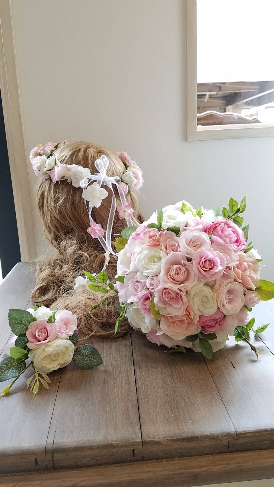 ベビーピンクのローズラウンドブーケと花冠&ブートニアセット　ウェディング　2次会　マタフォト　ビーチセッション