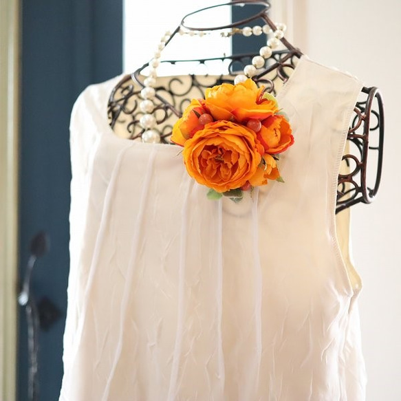 エクリュコサージュ【オレンジ】　毎年人気のマストアイテム　卒業式　入学式　謝恩会　結婚式　ウェディング　ヘッドドレス 2枚目の画像