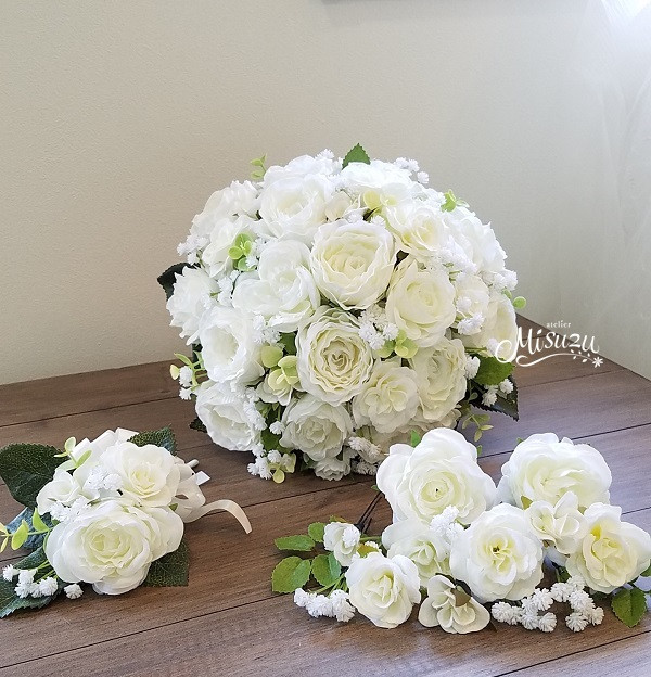 正統派！白薔薇＆カスミソウのラウンドブーケ　大定番　ハワイ　海外挙式　ビーチセッション