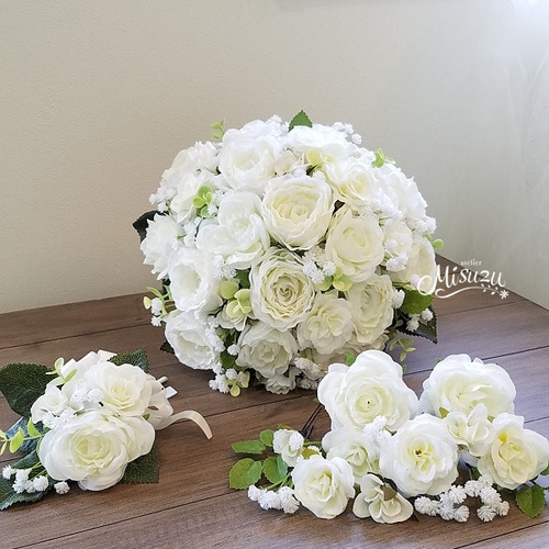 正統派！白薔薇＆カスミソウのラウンドブーケ 大定番 ハワイ 海外挙式