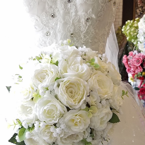 正統派！白薔薇＆カスミソウのラウンドブーケ 大定番 ハワイ 海外挙式