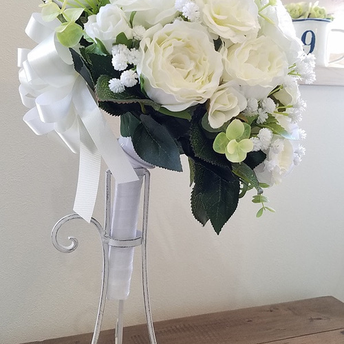 正統派！白薔薇＆カスミソウのラウンドブーケ 大定番 ハワイ 海外挙式